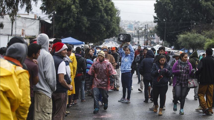 Caravan of 4,000 Hondurans sets off for US in hopes of better life