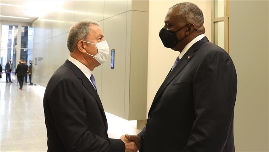 Главы Минобороны Турции и США обсудили региональную безопасность 