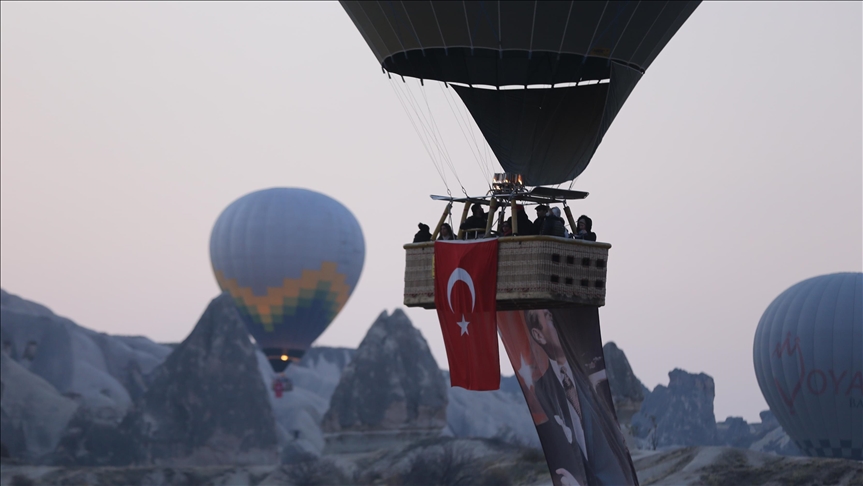 Elevan globos en homenaje al 98 aniversario de la República de Turquía en Capadocia