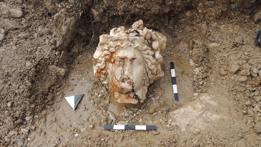 Aizanoi Antik Kenti kazısında Afrodit ve Dionysos heykel başları bulundu