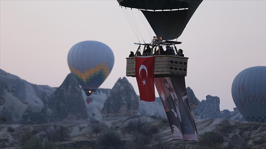 Kapadokyada balonlar Türk bayrakları ve Atatürk posteri ile uçtu