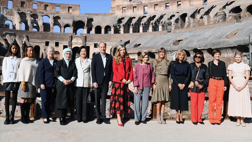 Emine Erdoğan, G-20 Liderler Zirvesinin yapıldığı Romada lider eşleriyle bir araya geldi