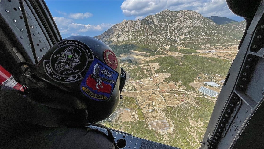 Jandarma Sikorskyli denetimlerle trafikte kuş uçurtmuyor