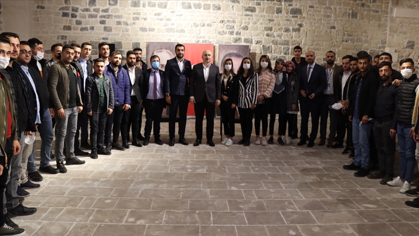 Ulaştırma ve Altyapı Bakanı Karaismailoğlu, Kiliste gençlerle bir araya geldi