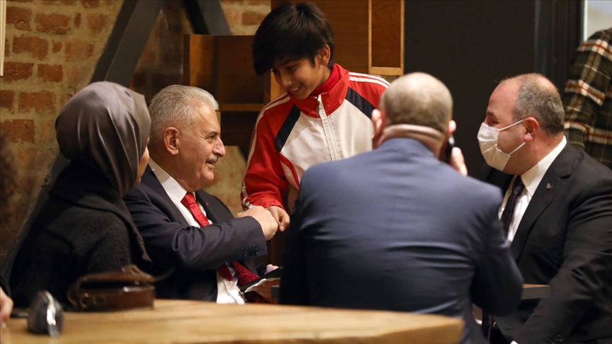 Binali Yıldırım ve Mustafa Varank, İstiklal Caddesi'nde vatandaşlarla sohbet etti