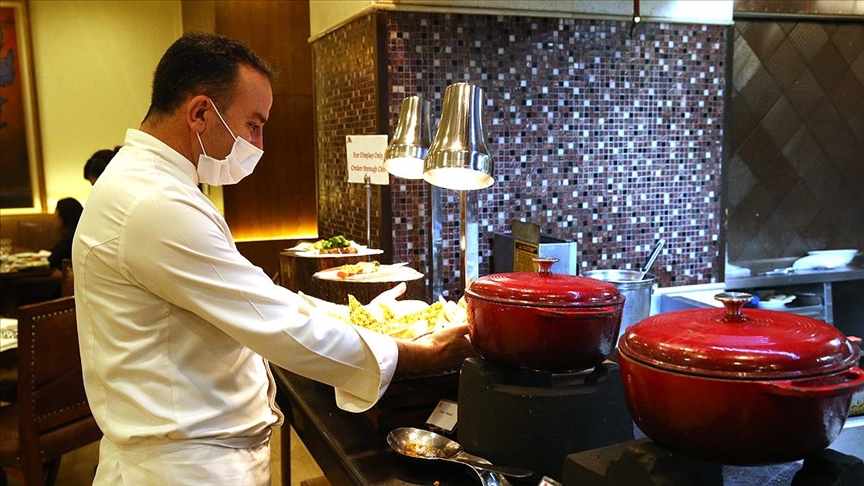 Pakistanda ünlü otelin mutfağı Türk aşçıya emanet