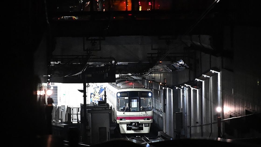 Tokyo'da trende yolculara bıçakla saldıran adam vagonu ateşe verdi