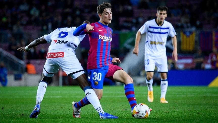 قدم.. ألافيس يجبر برشلونة على التعادل في عقر داره