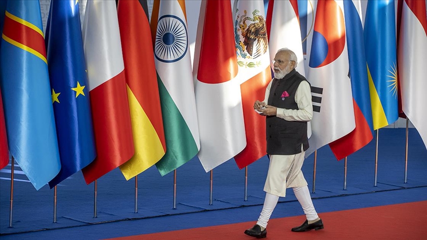 Hindistan Başbakanı Modi Papa Franciscusu ülkesine davet etti