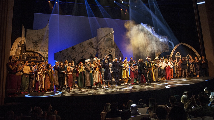 İstanbul Devlet Tiyatrosu AKMdeki sahnesini Uçmak-Hezarfen Ahmed Çelebi oyunuyla açtı