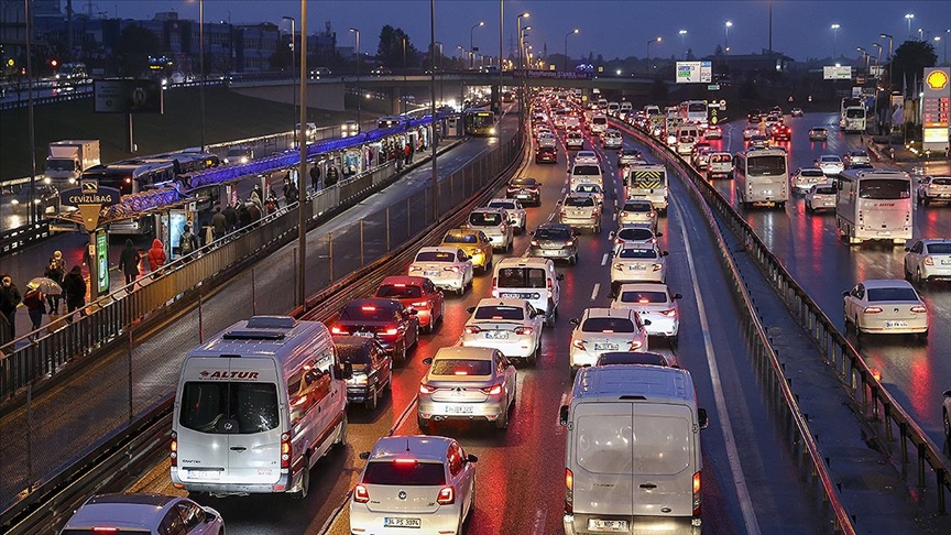 İstanbulda haftanın ilk iş gününde trafik yoğunluğu yaşanıyor