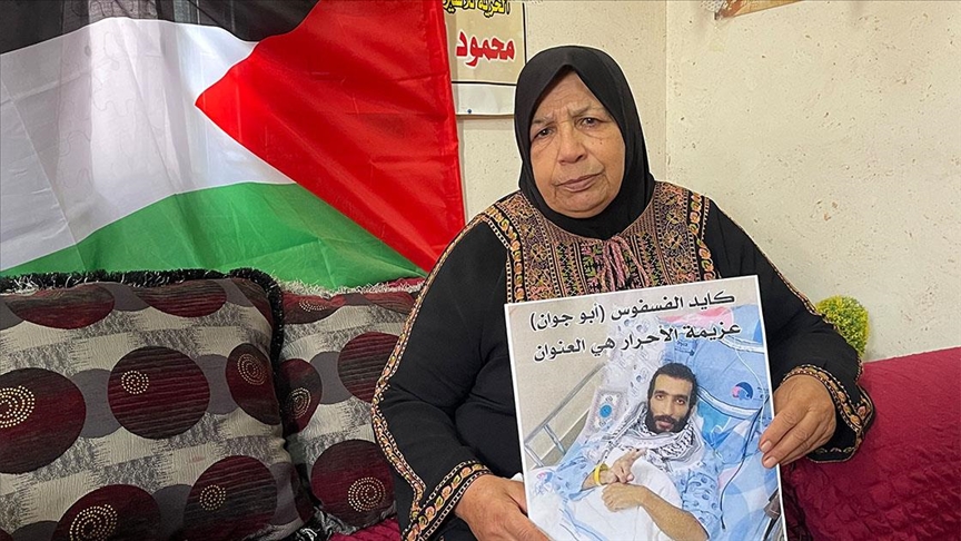 والدة الأسير "الفسفوس": أريد ابني حيا وليس شهيدا