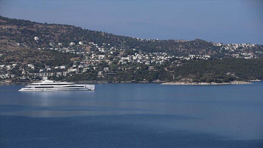 Ünlü iş insanları Gates ve Bezos'un mega yatları Bodrum'un koylarına demirledi