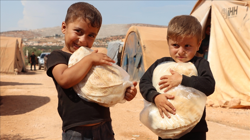 "الإغاثة" التركية توزع 300 ألف رغيف خبز يوميا في سوريا