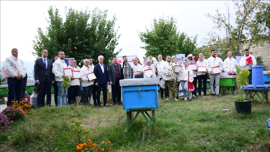 "تيكا" التركية تخرّج دفعة من مربّي النحل في ألبانيا