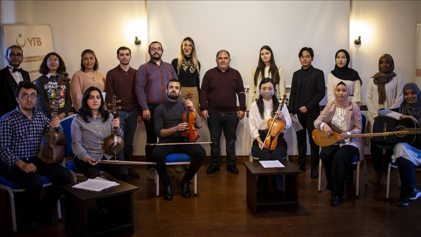 Turqi, studentët e huaj, përfshirë një kosovar, formojnë korin për të interpretuar muzikën turke