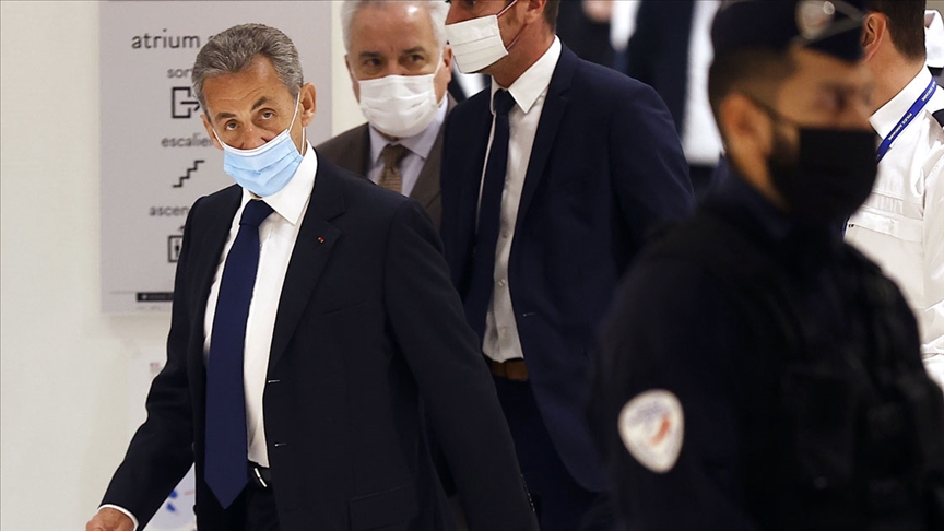 Sarkozy yardımcılarının yolsuzluk davasında mahkemede ifade vermeyi reddetti