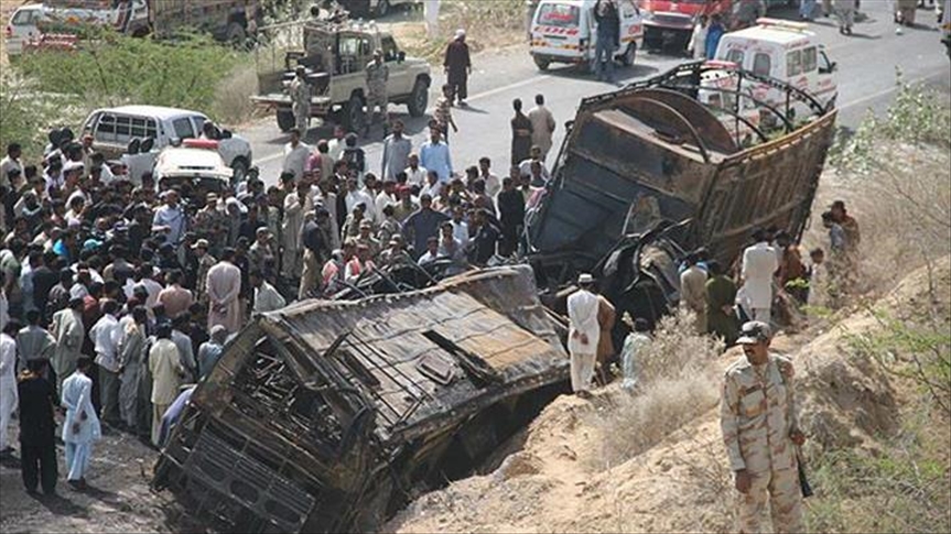 В Пакистане автобус упал в ущелье, погибли 23 человека