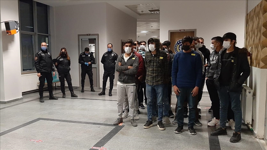 5 human smugglers, 144 irregular migrants held in Turkey