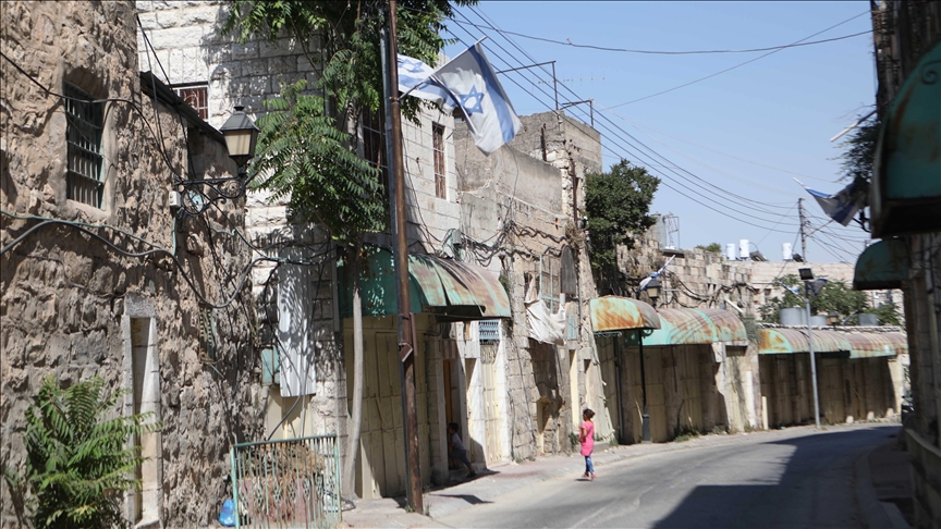 تواجه عشرات العائلات الفلسطينية خطر التهجير من منازل تقيم فيها منذ عام 1956، بحي الشيخ جراح، في مدينة القدس الشرقية المحتلة.
