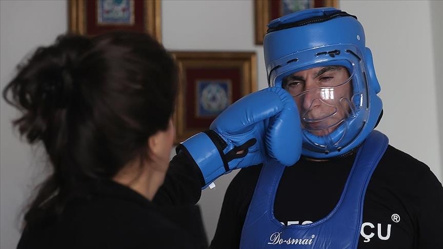 Turkish man earns living by getting beaten up