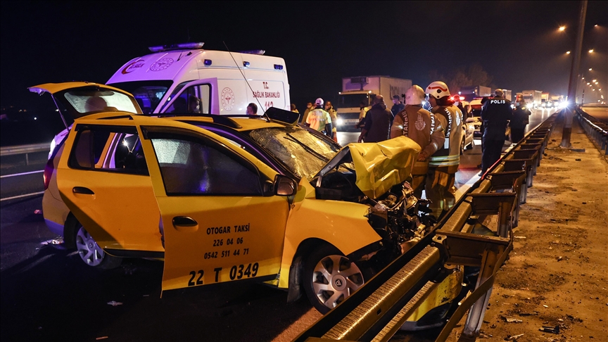 Istanbul: Taksista sa devet migranata u automobilu udario u cisternu