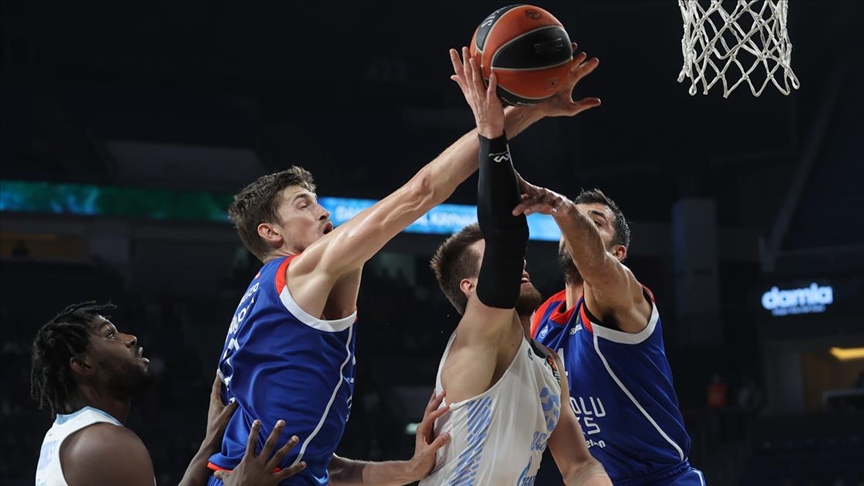 Anadolu Efes, Zenit'e yenildi