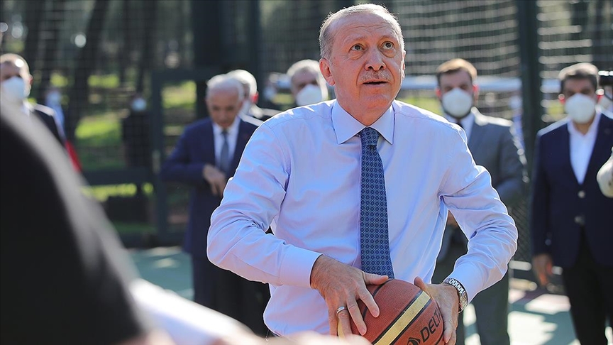 Cumhurbaşkanı Erdoğan, Ümraniye Millet Bahçesi'nde gençlerle basketbol oynadı