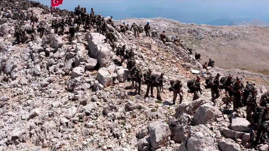 Türk askeri Komando Marşı eşliğinde Davraz Dağına tırmanarak şehitleri andı
