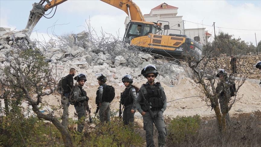 Israeli settlers attack Palestinian homes in occupied West Bank