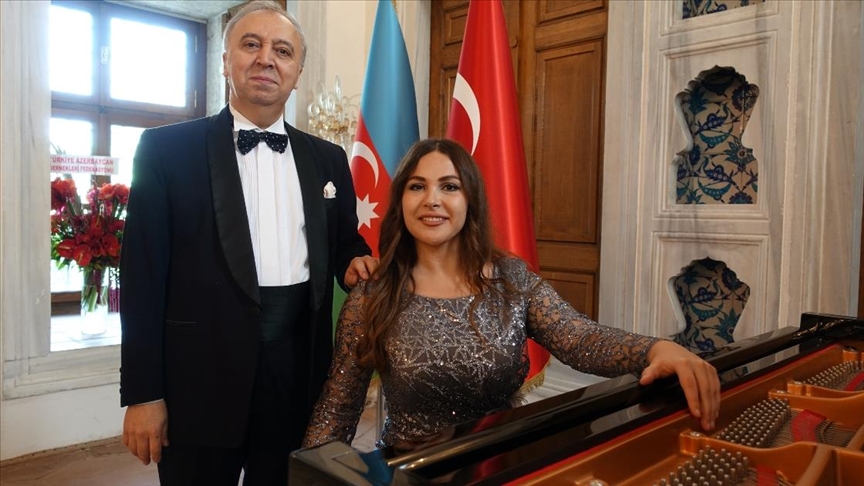 Azerbaycanlı sanatçılar Karabağ zaferinin yıl dönümüne İstanbulda konser verdi