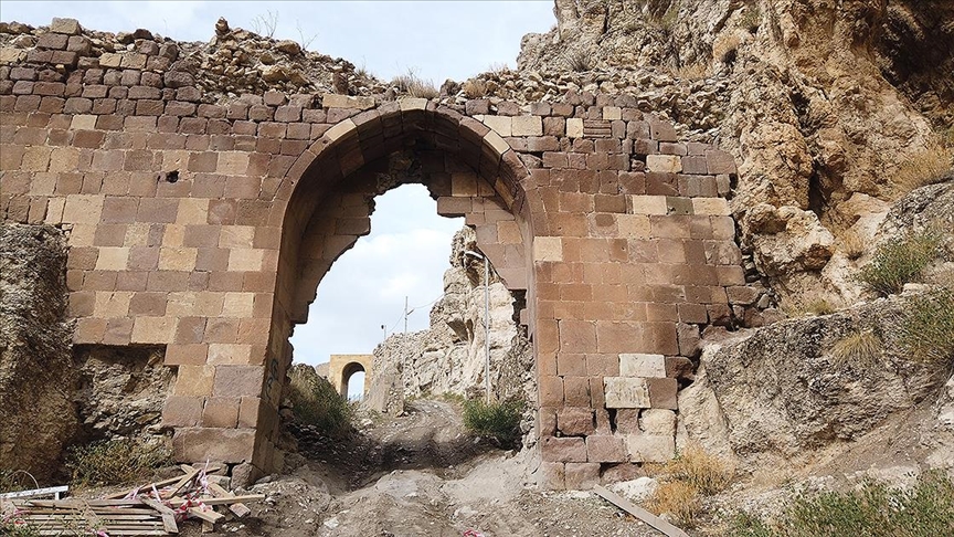 Kemah Kalesindeki kazılarda kalıntılarına rastlanan tarihi cami ayağa kaldırılıyor