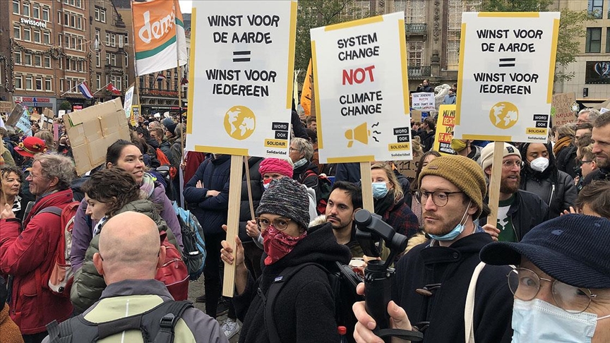 Hollandada on binlerce kişi iklim için yürüdü