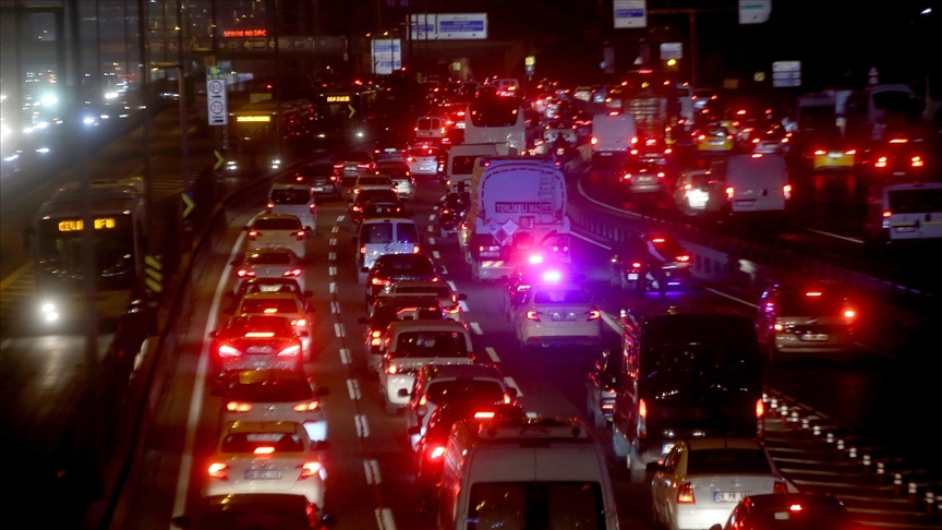 İstanbulun bazı yollarında trafik yoğunluğu yaşanıyor