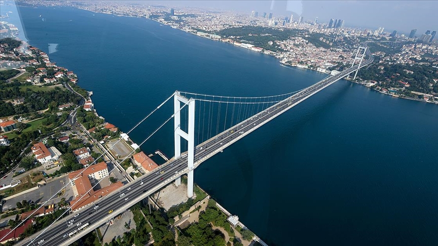 istanbul maratonu dolayisiyla 15 temmuz sehitler koprusu trafige kapatildi