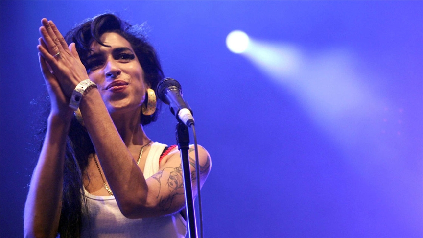 Şarkıcı Amy Winehouseun eşyaları bağımlılık sorunları olan gençler için müzayedeye çıktı