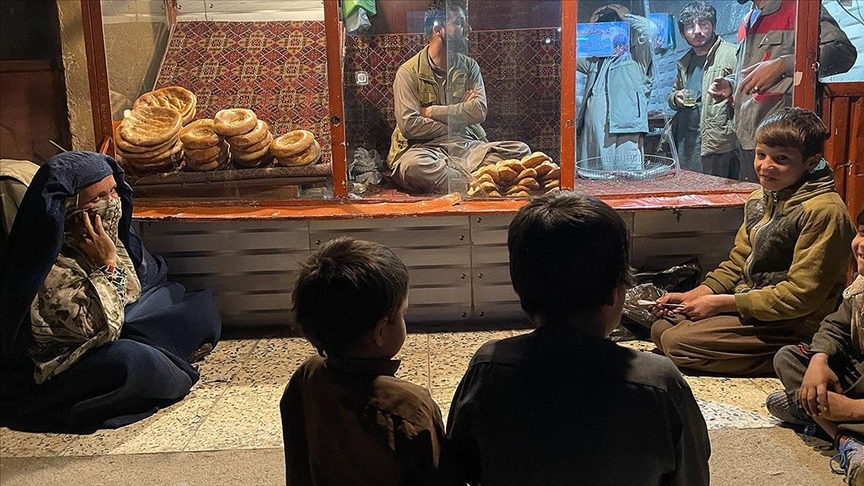 Afganistan'da yoksul halk fırınların önünde bir ekmek için yardım bekliyor