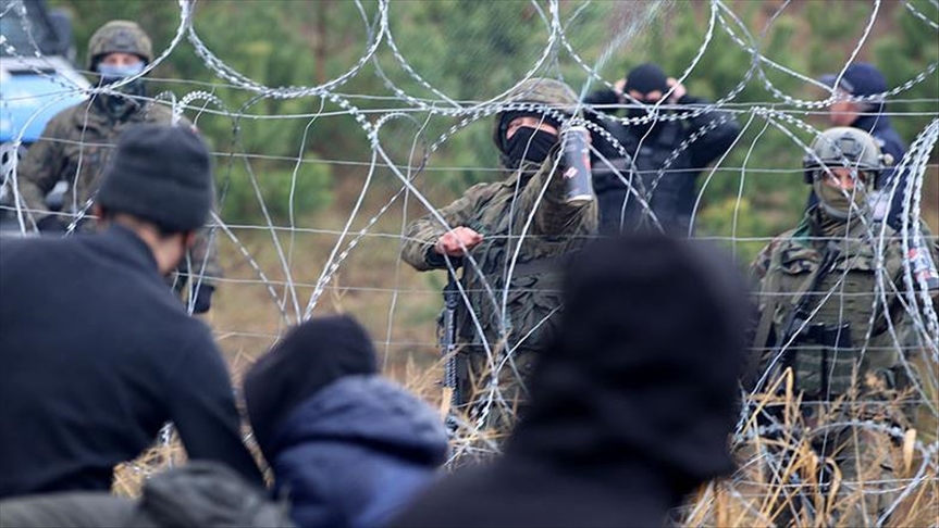 ГПК Беларуси: перед польскими заграждениями на линии границы находятся более 2 тыс. беженцев 