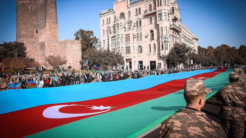 Azerbaycan'ın Karabağ zaferinin 1. yılında binlerce kişi Bakü'de yürüdü