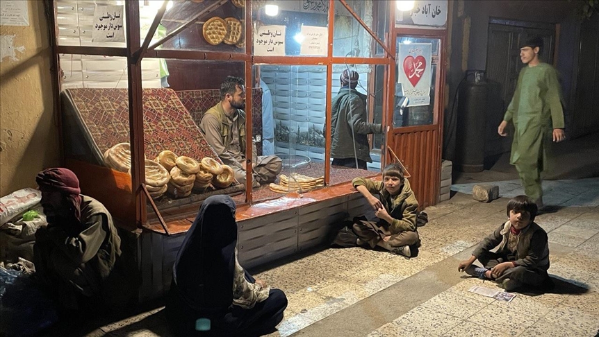 Жители Афганистана часами ждут у пекарен в надежде получить кусок хлеба