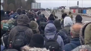 Belarus’ta kalabalık bir düzensiz göçmen grubu Polonya sınırına ilerliyor