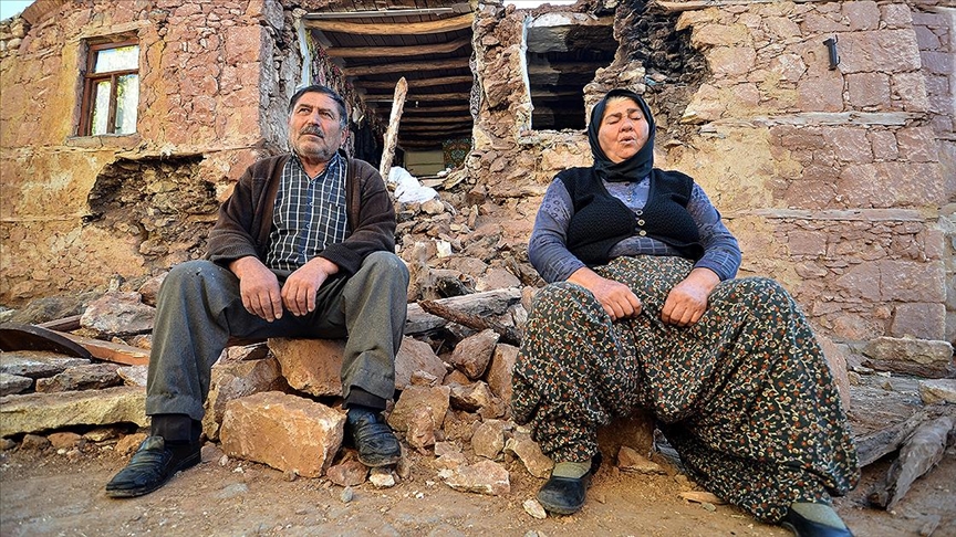 Konya'daki depremde evi hasar gören aile yaşadıklarını anlattı