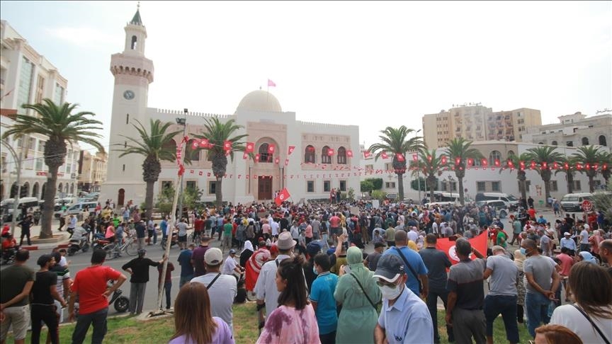 Tunisie: des manifestants en colère incendient un poste de la Garde nationale à Sfax