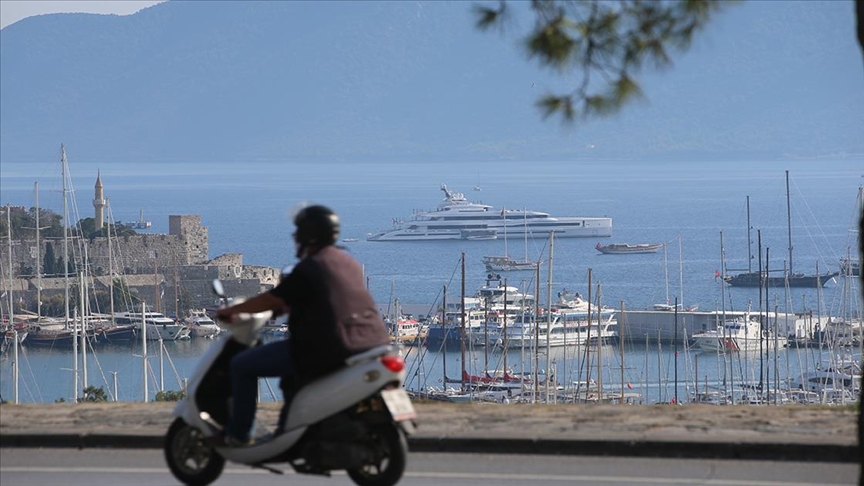 Jahta Billa Gatesa kod tvrđave u turskom Bodrumu