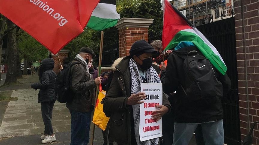 Troosteloos optocht vragenlijst Facing fierce protest, Israeli ambassador rushed from London event