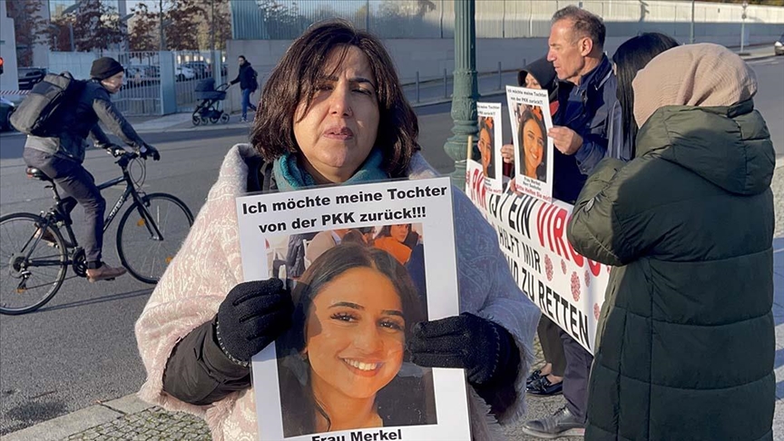 Almanyada PKK tarafından kızı kaçırılan anne başbakanlık önünde gösteri yaptı