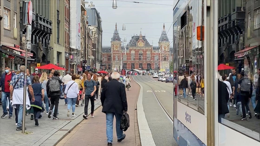 Hollanda'da günlük Kovid-19 vakalarında en yüksek sayı kaydedildi