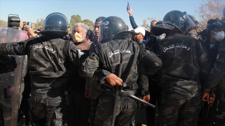 Tunuslu çevre örgütü: Çöp protestosunda hayat hakkımızı savunurken gaz bombalarına hedef olduk