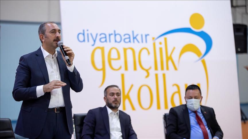 Adalet Bakanı Gül, Diyarbakırda gençlerle buluştu