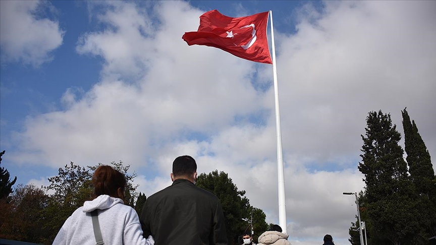 Türkiyenin en uzun bayrak direklerine Türk bayrağı çekildi